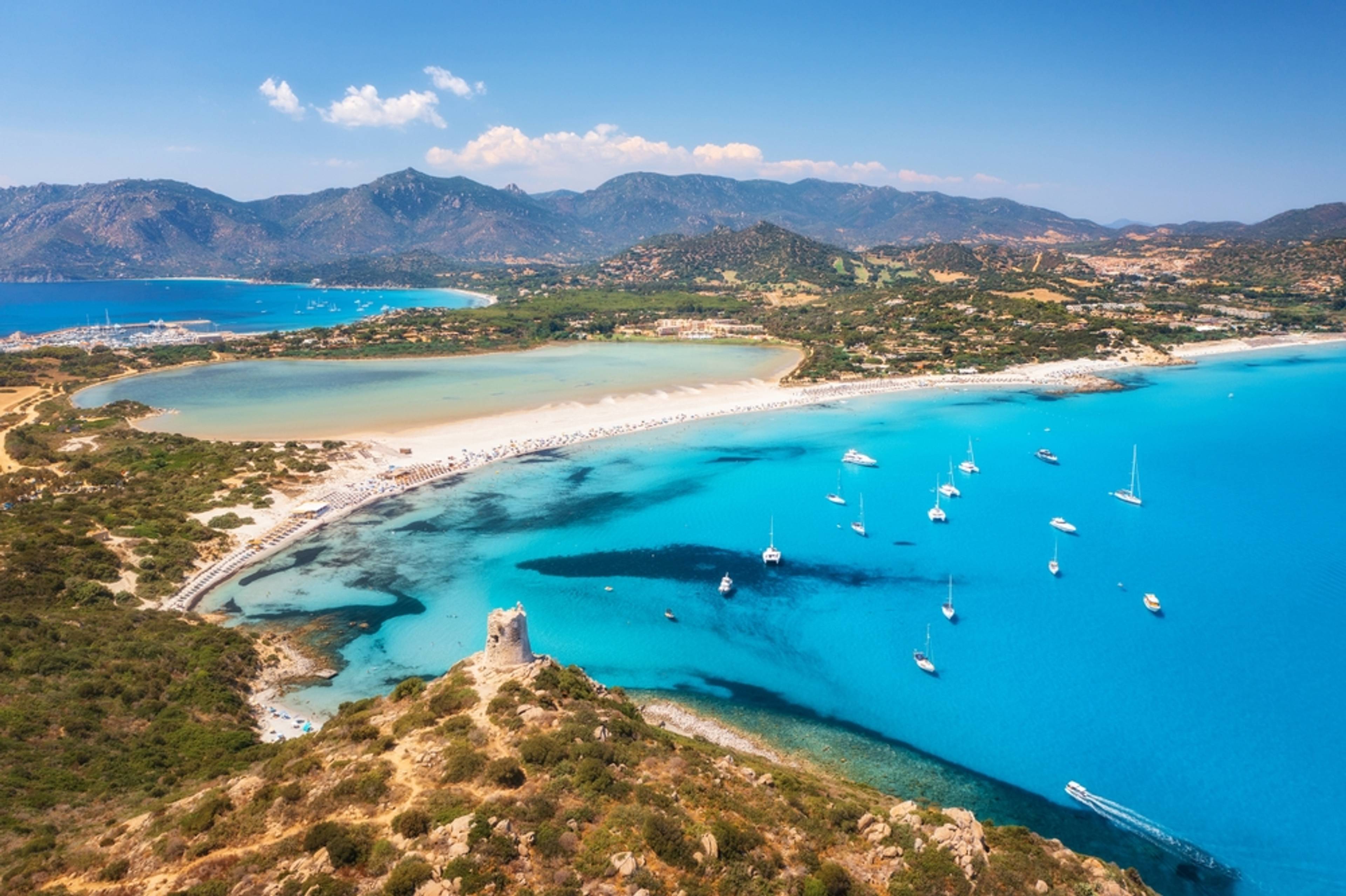 Průzračné moře a pláže na Sardinii