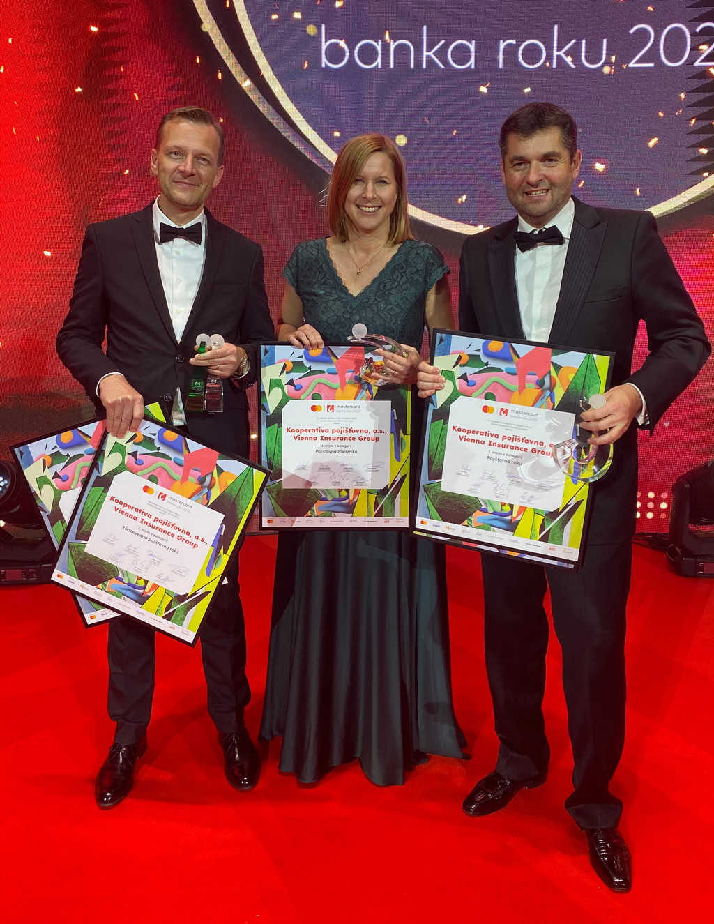 Ocenění na slavnostním večeru převzali (zleva) Milan Medek, CSR manažer v pojišťovně Kooperativa, Irena Rohlová, ředitelka Úseku bankopojištění, rozvoje byznysu a klientské zkušenosti v pojišťovně Kooperativa a Martin Diviš, předseda představenstva a generální ředitel pojišťovny Kooperativa. 