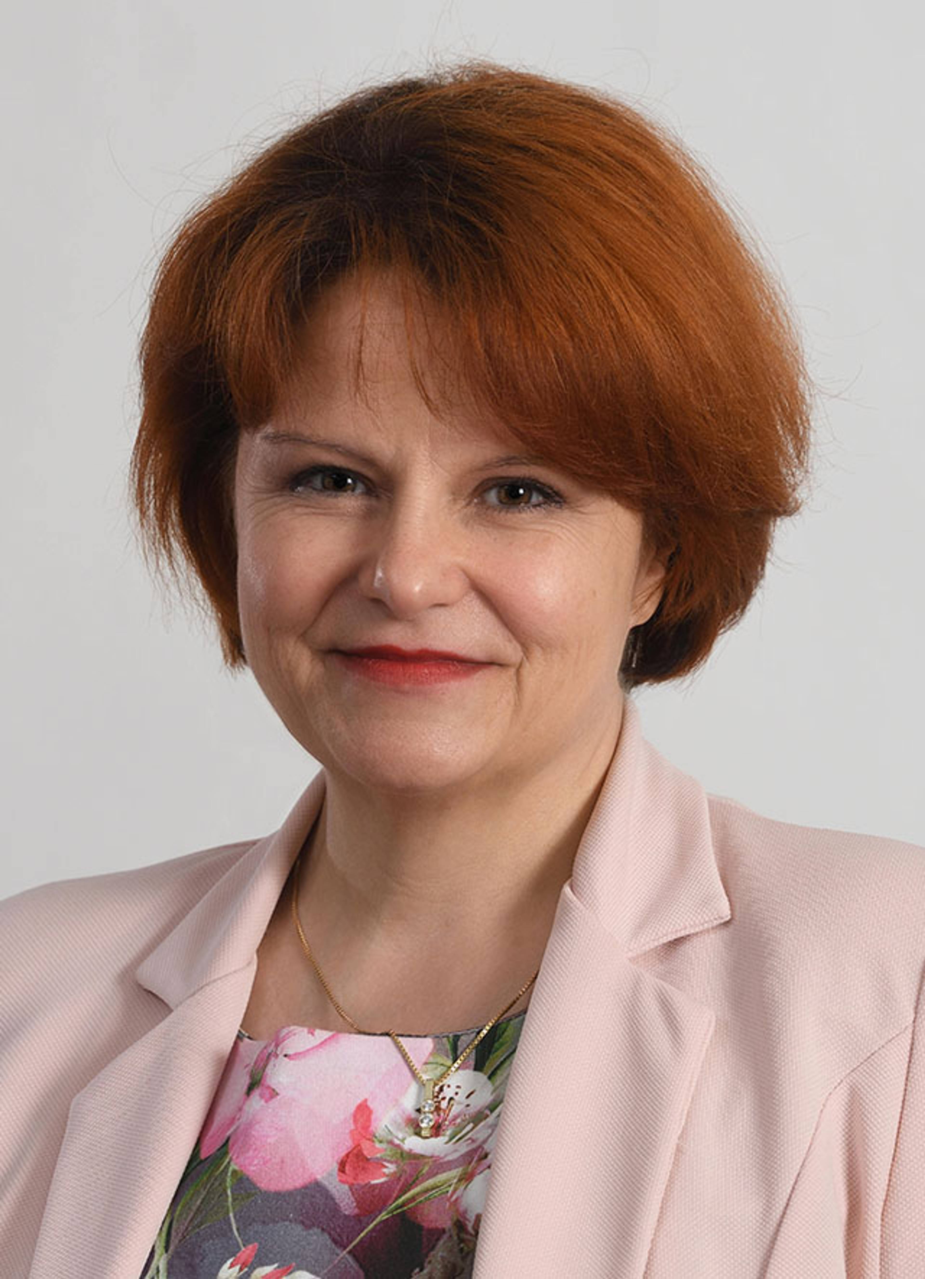 Polachova-Eva_bile-pozadi.jpg