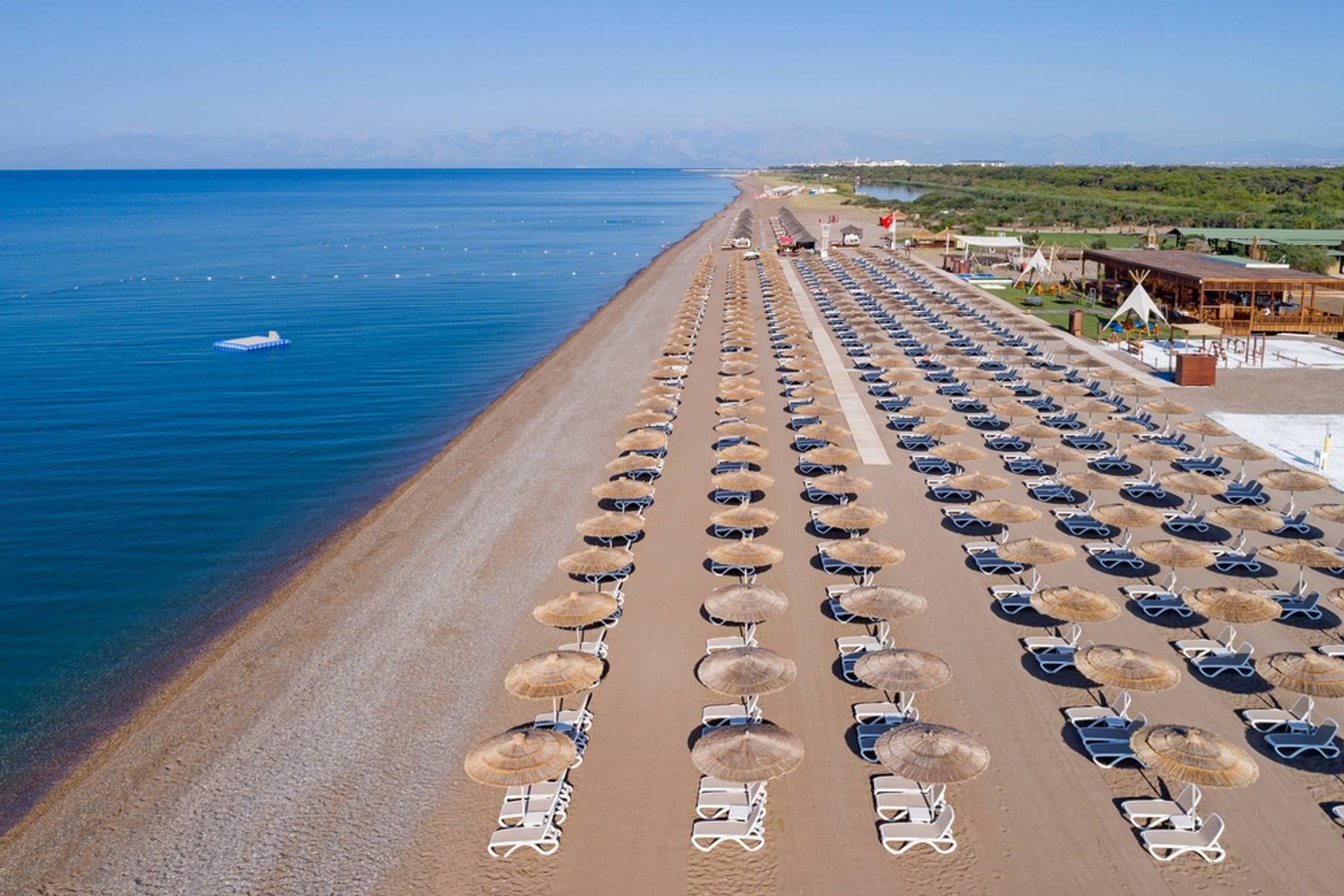 Pláž u města Belek se slunečníky