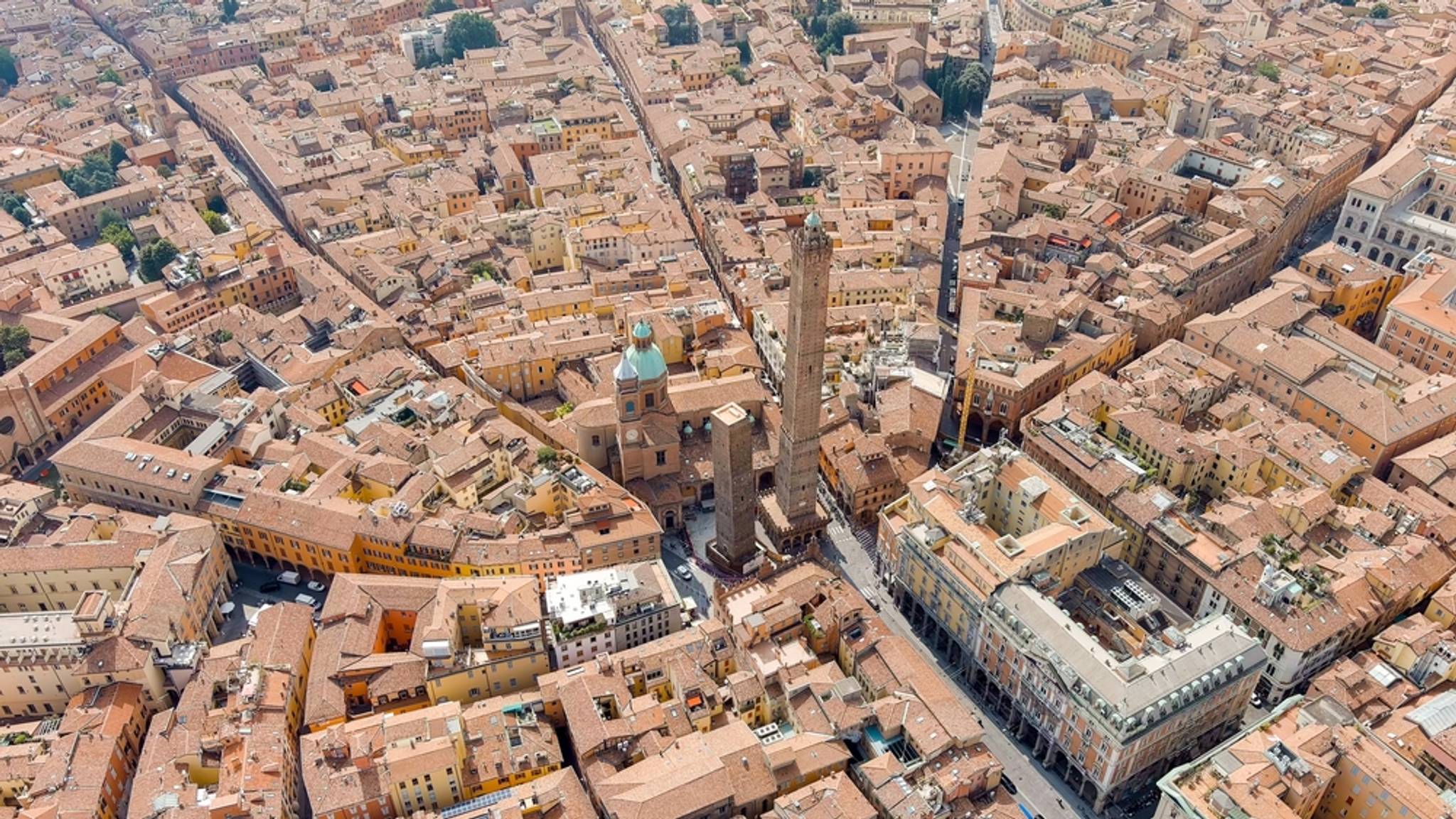 Bologna se svými červenými střechami a historickými památkami
